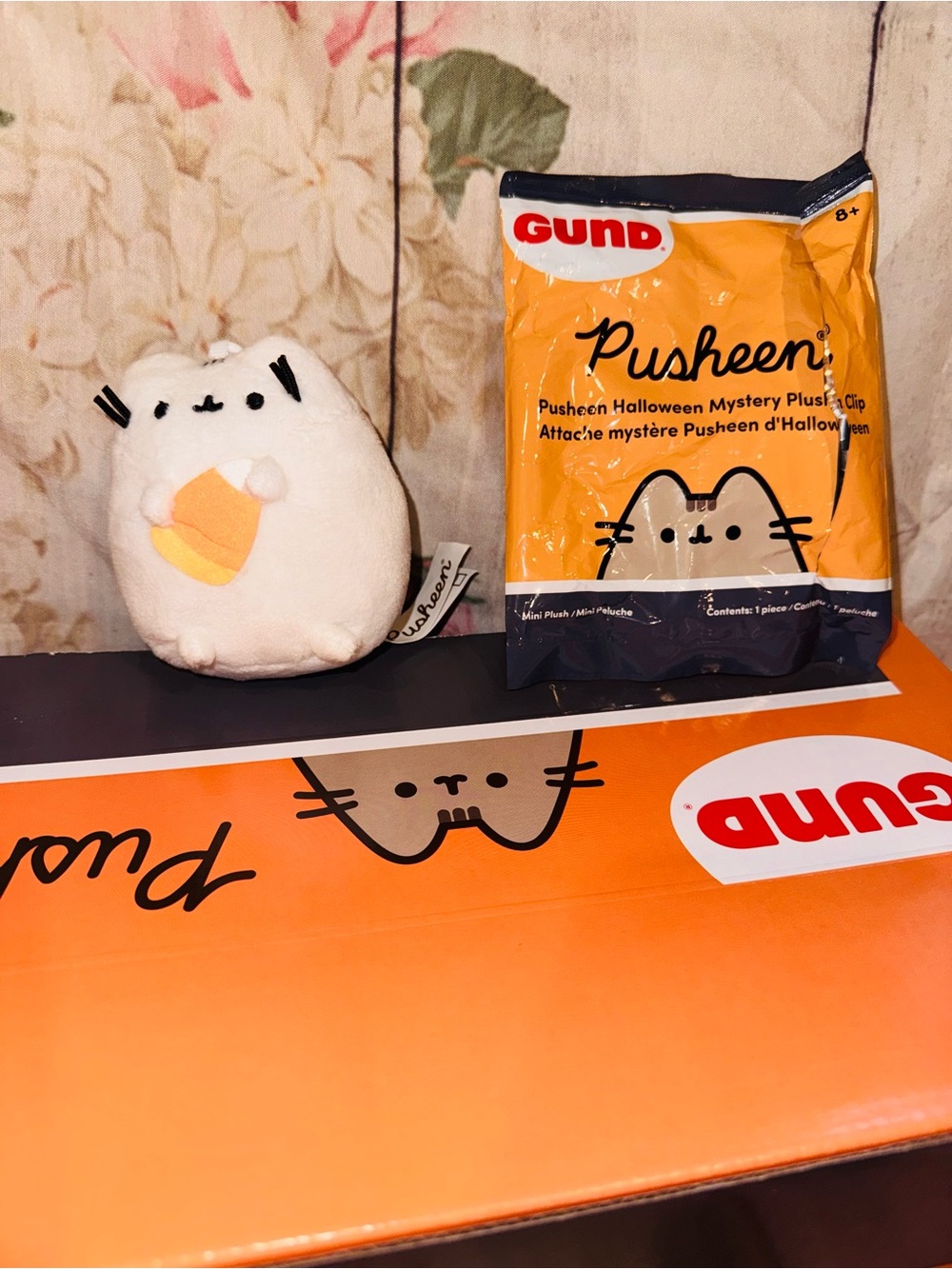 New Pusheen Halloween Plush Gund White Pusheen Holding Candy Corn Keychain